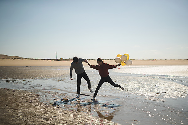 포토 JPG 주간 전신 커플 여자 남자 바다 커플라이프 섬 여행 미소 들기 사람 성인 야외 두명 앞모습 30대 걷기 점프 다정 한국인 풍선 인천 놀기 성인만 옹진군 국내포토 자연요소 라이프스타일 뷰포인트 컨셉 관계 모션 한국 표정 동양인 장년 파일형식