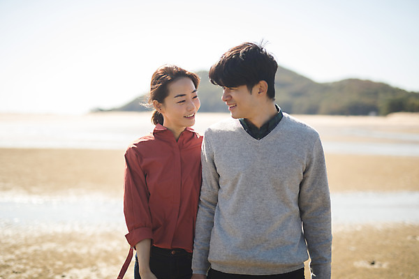 포토 JPG 주간 커플 응시 여자 남자 커플라이프 섬 여행 미소 사람 상반신 성인 야외 두명 앞모습 30대 걷기 다정 한국인 인천 성인만 옹진군 국내포토 자연요소 라이프스타일 시선 뷰포인트 컨셉 관계 모션 한국 표정 동양인 장년 파일형식