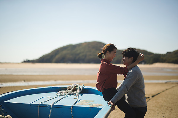 포토 JPG 주간 커플 응시 여자 남자 바다 커플라이프 섬 여행 안기 서기 미소 사람 앉기 상반신 성인 야외 두명 옆모습 30대 다정 한국인 인천 선박 성인만 옹진군 국내포토 자연요소 라이프스타일 시선 뷰포인트 컨셉 수상교통 관계 모션 한국 표정 동양인 장년 파일형식