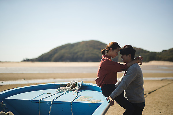 포토 JPG 주간 커플 응시 여자 남자 바다 커플라이프 섬 여행 안기 서기 미소 사람 앉기 상반신 성인 야외 두명 옆모습 30대 다정 한국인 인천 선박 성인만 옹진군 국내포토 자연요소 라이프스타일 시선 뷰포인트 컨셉 수상교통 관계 모션 한국 표정 동양인 장년 파일형식