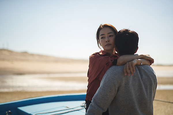 포토 JPG 주간 커플 응시 여자 남자 바다 커플라이프 섬 여행 안기 서기 사람 앉기 상반신 성인 야외 두명 앞모습 뒷모습 30대 다정 한국인 인천 성인만 옹진군 국내포토 자연요소 라이프스타일 시선 뷰포인트 컨셉 관계 모션 한국 동양인 장년 파일형식