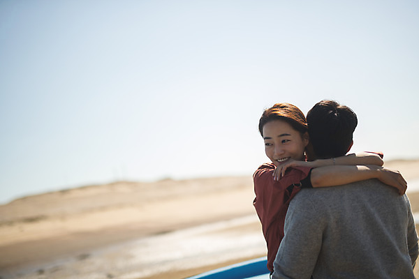 포토 JPG 주간 커플 응시 여자 남자 바다 커플라이프 섬 여행 안기 서기 미소 사람 앉기 상반신 성인 야외 두명 앞모습 뒷모습 30대 다정 한국인 인천 성인만 옹진군 국내포토 자연요소 라이프스타일 시선 뷰포인트 컨셉 관계 모션 한국 표정 동양인 장년 파일형식