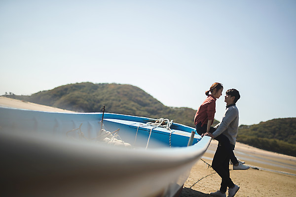 포토 JPG 주간 전신 커플 응시 여자 남자 바다 커플라이프 섬 여행 서기 미소 사람 앉기 성인 야외 두명 옆모습 30대 다정 한국인 인천 선박 성인만 옹진군 국내포토 자연요소 라이프스타일 시선 뷰포인트 컨셉 수상교통 관계 모션 한국 표정 동양인 장년 파일형식