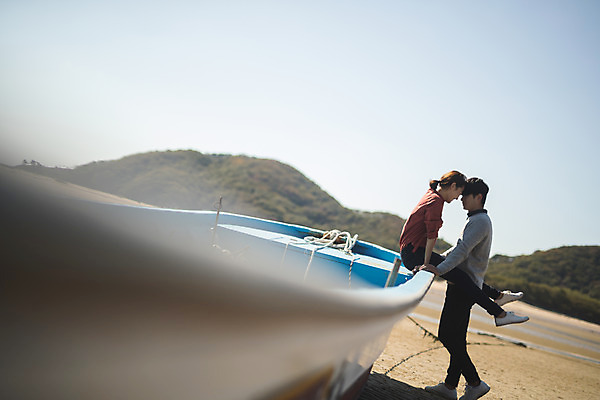 포토 JPG 주간 전신 커플 응시 여자 남자 바다 커플라이프 섬 여행 서기 미소 사람 앉기 성인 야외 두명 옆모습 30대 다정 한국인 인천 선박 성인만 옹진군 국내포토 자연요소 라이프스타일 시선 뷰포인트 컨셉 수상교통 관계 모션 한국 표정 동양인 장년 파일형식