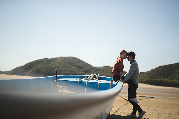 포토 JPG 주간 전신 커플 응시 여자 남자 바다 커플라이프 섬 여행 서기 미소 사람 앉기 성인 야외 두명 옆모습 30대 다정 한국인 인천 선박 성인만 옹진군 국내포토 자연요소 라이프스타일 시선 뷰포인트 컨셉 수상교통 관계 모션 한국 표정 동양인 장년 파일형식