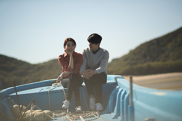 포토 JPG 주간 전신 커플 응시 여자 남자 바다 커플라이프 섬 여행 대화 미소 사람 성인 야외 두명 앞모습 30대 턱괴기 다정 한국인 다리꼬기 인천 성인만 옹진군 국내포토 자연요소 라이프스타일 시선 뷰포인트 컨셉 관계 모션 한국 표정 말하기 동양인 장년 파일형식