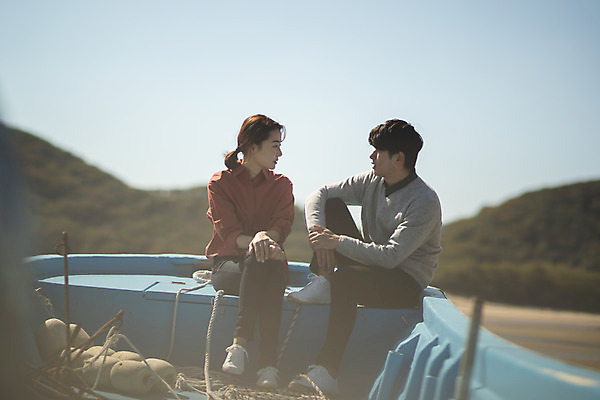 포토 JPG 주간 전신 커플 응시 여자 남자 바다 커플라이프 섬 여행 대화 미소 사람 성인 야외 두명 앞모습 30대 마주보기 다정 한국인 다리꼬기 인천 성인만 옹진군 국내포토 자연요소 라이프스타일 시선 뷰포인트 컨셉 관계 모션 한국 표정 말하기 동양인 장년 파일형식