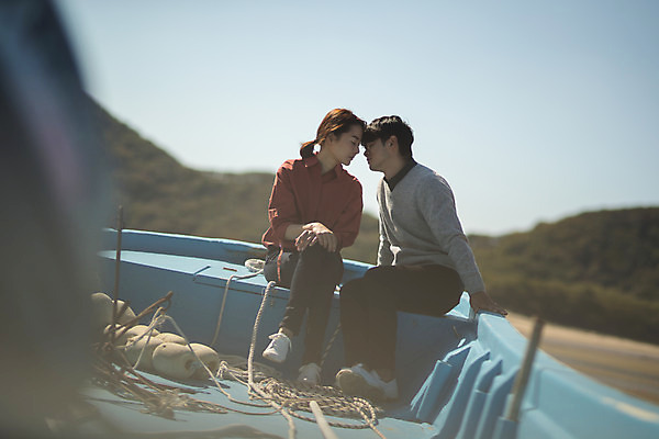 포토 JPG 주간 전신 커플 여자 남자 바다 커플라이프 섬 여행 서기 사람 앉기 성인 야외 두명 앞모습 옆모습 30대 눈감음 다정 한국인 다리꼬기 인천 성인만 옹진군 국내포토 자연요소 라이프스타일 뷰포인트 컨셉 관계 모션 한국 동양인 장년 파일형식