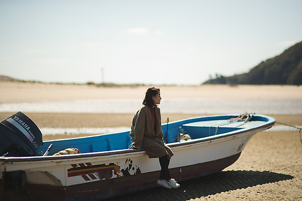 포토 JPG 주간 전신 응시 여자 바다 섬 여행 휴식 한명 사람 앉기 성인 야외 옆모습 30대 한국인 인천 선박 성인여자한명만 옹진군 국내포토 자연요소 1 시선 뷰포인트 컨셉 수상교통 모션 한국 동양인 장년 여자한명만 성인여자만 파일형식