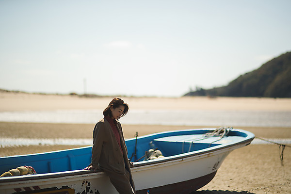 포토 JPG 주간 응시 여자 바다 섬 여행 휴식 한명 사람 앉기 상반신 성인 야외 옆모습 30대 한국인 인천 선박 성인여자한명만 옹진군 국내포토 자연요소 1 시선 뷰포인트 컨셉 수상교통 모션 한국 동양인 장년 여자한명만 성인여자만 파일형식