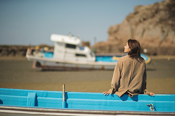 포토 JPG 주간 응시 여자 바다 섬 여행 휴식 한명 사람 앉기 상반신 성인 야외 뒷모습 30대 한국인 인천 선박 성인여자한명만 옹진군 국내포토 자연요소 1 시선 뷰포인트 컨셉 수상교통 모션 한국 동양인 장년 여자한명만 성인여자만 파일형식
