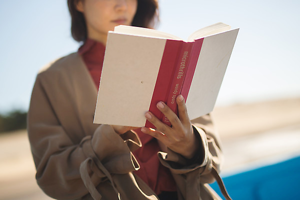 포토 JPG 주간 손 여자 바다 섬 여행 한명 들기 사람 앉기 상반신 성인 야외 앞모습 아웃포커스 책 30대 독서 한국인 잡기 힐링 인천 선박 성인여자한명만 옹진군 국내포토 자연요소 1 뷰포인트 수상교통 모션 한국 촬영기법 동양인 신체부위 장년 여자한명만 성인여자만 파일형식