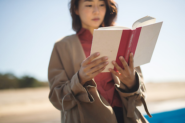포토 JPG 주간 손 응시 여자 바다 섬 여행 한명 들기 사람 앉기 상반신 성인 야외 앞모습 아웃포커스 책 30대 독서 한국인 잡기 힐링 인천 선박 성인여자한명만 옹진군 국내포토 자연요소 1 시선 뷰포인트 수상교통 모션 한국 촬영기법 동양인 신체부위 장년 여자한명만 성인여자만 파일형식