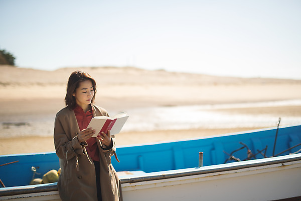 포토 JPG 주간 응시 여자 바다 섬 여행 한명 들기 사람 앉기 상반신 성인 야외 앞모습 책 30대 독서 한국인 힐링 인천 선박 성인여자한명만 옹진군 국내포토 자연요소 1 시선 뷰포인트 수상교통 모션 한국 동양인 장년 여자한명만 성인여자만 파일형식