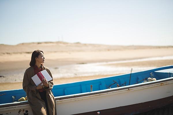 포토 JPG 주간 응시 여자 바다 섬 여행 한명 들기 사람 앉기 상반신 성인 야외 앞모습 책 30대 독서 한국인 힐링 인천 선박 성인여자한명만 옹진군 국내포토 자연요소 1 시선 뷰포인트 수상교통 모션 한국 동양인 장년 여자한명만 성인여자만 파일형식