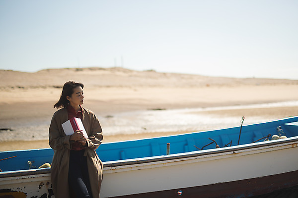 포토 JPG 주간 응시 여자 바다 섬 여행 한명 들기 사람 앉기 상반신 성인 야외 앞모습 책 30대 독서 한국인 힐링 인천 선박 성인여자한명만 옹진군 국내포토 자연요소 1 시선 뷰포인트 수상교통 모션 한국 동양인 장년 여자한명만 성인여자만 파일형식