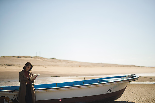 포토 JPG 주간 응시 여자 바다 섬 여행 한명 들기 사람 앉기 상반신 성인 야외 앞모습 책 30대 독서 한국인 힐링 인천 선박 성인여자한명만 옹진군 국내포토 자연요소 1 시선 뷰포인트 수상교통 모션 한국 동양인 장년 여자한명만 성인여자만 파일형식