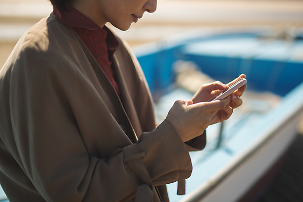 포토 JPG 주간 응시 여자 바다 섬 여행 휴식 한명 들기 사람 앉기 상반신 성인 야외 옆모습 30대 스마트폰 한국인 인천 선박 성인여자한명만 옹진군 국내포토 자연요소 1 시선 뷰포인트 컨셉 수상교통 모션 한국 동양인 장년 핸드폰 스마트기기 여자한명만 성인여자만 파일형식