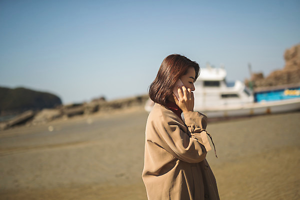 포토 JPG 주간 응시 여자 바다 섬 여행 한명 서기 들기 사람 상반신 성인 야외 옆모습 30대 스마트폰 한국인 통화 인천 선박 성인여자한명만 옹진군 국내포토 자연요소 1 시선 뷰포인트 수상교통 모션 한국 동양인 장년 핸드폰 스마트기기 여자한명만 성인여자만 파일형식