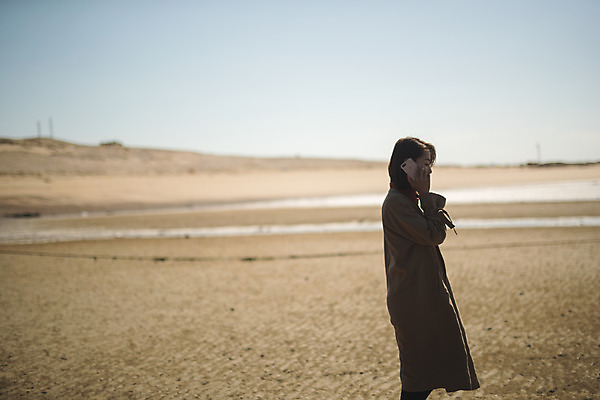 포토 JPG 주간 응시 여자 바다 섬 여행 한명 서기 들기 사람 상반신 성인 야외 옆모습 30대 스마트폰 한국인 통화 인천 선박 성인여자한명만 옹진군 국내포토 자연요소 1 시선 뷰포인트 수상교통 모션 한국 동양인 장년 핸드폰 스마트기기 여자한명만 성인여자만 파일형식