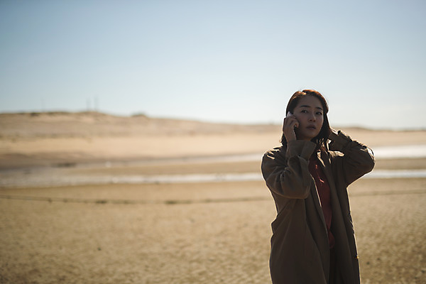 포토 JPG 주간 응시 여자 바다 섬 여행 한명 서기 들기 사람 상반신 성인 야외 앞모습 30대 스마트폰 한국인 통화 인천 선박 성인여자한명만 옹진군 국내포토 자연요소 1 시선 뷰포인트 수상교통 모션 한국 동양인 장년 핸드폰 스마트기기 여자한명만 성인여자만 파일형식