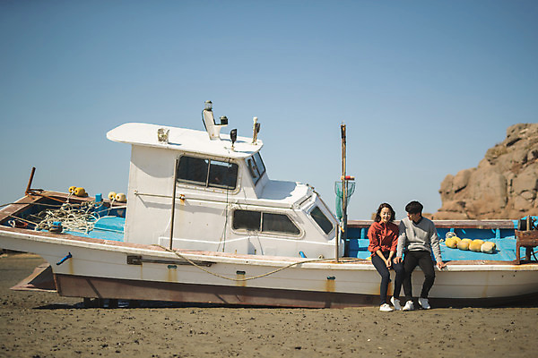 포토 JPG 주간 전신 커플 응시 여자 남자 바다 커플라이프 섬 여행 휴식 대화 사람 앉기 성인 야외 두명 앞모습 30대 다정 한국인 인천 선박 성인만 옹진군 국내포토 자연요소 라이프스타일 시선 뷰포인트 컨셉 수상교통 관계 모션 한국 말하기 동양인 장년 파일형식