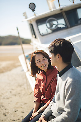 포토 JPG 주간 커플 응시 여자 남자 바다 커플라이프 섬 여행 미소 사람 앉기 상반신 성인 야외 두명 옆모습 30대 다정 한국인 인천 선박 성인만 옹진군 국내포토 자연요소 라이프스타일 시선 뷰포인트 컨셉 수상교통 관계 모션 한국 표정 동양인 장년 파일형식 아시아 교통수단 인종 생활 나라 교통