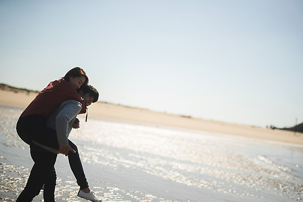 포토 JPG 주간 커플 응시 여자 남자 바다 커플라이프 섬 여행 서기 미소 사람 상반신 성인 해변 야외 두명 옆모습 30대 다정 한국인 업기 인천 성인만 옹진군 국내포토 자연요소 라이프스타일 시선 뷰포인트 컨셉 관계 모션 한국 표정 동양인 장년 파일형식