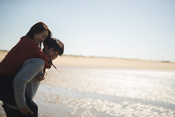 포토 JPG 주간 커플 응시 여자 남자 바다 커플라이프 섬 여행 서기 미소 사람 상반신 성인 해변 야외 두명 옆모습 30대 다정 한국인 업기 인천 성인만 옹진군 국내포토 자연요소 라이프스타일 시선 뷰포인트 컨셉 관계 모션 한국 표정 동양인 장년 파일형식