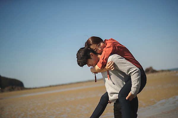 포토 JPG 주간 커플 응시 여자 남자 바다 커플라이프 섬 여행 서기 미소 사람 상반신 성인 해변 야외 두명 옆모습 30대 다정 한국인 업기 인천 성인만 옹진군 국내포토 자연요소 라이프스타일 시선 뷰포인트 컨셉 관계 모션 한국 표정 동양인 장년 파일형식