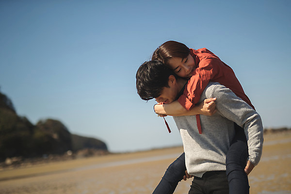 포토 JPG 주간 커플 응시 여자 남자 바다 커플라이프 섬 여행 서기 미소 사람 상반신 성인 해변 야외 두명 옆모습 30대 다정 한국인 업기 인천 성인만 옹진군 국내포토 자연요소 라이프스타일 시선 뷰포인트 컨셉 관계 모션 한국 표정 동양인 장년 파일형식