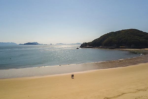 포토 JPG 주간 전신 커플 응시 여자 남자 바다 커플라이프 섬 여행 사람 성인 해변 야외 두명 뒷모습 30대 하이앵글 걷기 다정 한국인 인천 성인만 옹진군 국내포토 자연요소 라이프스타일 시선 뷰포인트 컨셉 관계 모션 한국 동양인 장년 파일형식
