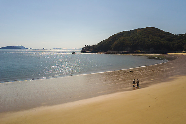 포토 JPG 주간 전신 커플 응시 여자 남자 바다 커플라이프 섬 여행 사람 성인 해변 야외 두명 뒷모습 30대 하이앵글 걷기 다정 한국인 인천 성인만 옹진군 국내포토 자연요소 라이프스타일 시선 뷰포인트 컨셉 관계 모션 한국 동양인 장년 파일형식