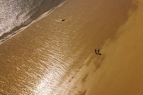 포토 JPG 주간 전신 커플 응시 여자 남자 바다 커플라이프 섬 여행 사람 성인 해변 야외 두명 뒷모습 30대 하이앵글 걷기 손잡기 다정 한국인 인천 성인만 옹진군 국내포토 자연요소 라이프스타일 시선 뷰포인트 컨셉 관계 모션 한국 동양인 장년 파일형식