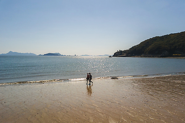 포토 JPG 주간 전신 커플 응시 여자 남자 바다 커플라이프 섬 여행 사람 성인 해변 야외 두명 뒷모습 30대 하이앵글 걷기 팔짱 다정 한국인 인천 성인만 옹진군 국내포토 자연요소 라이프스타일 시선 뷰포인트 컨셉 관계 모션 한국 동양인 장년 파일형식