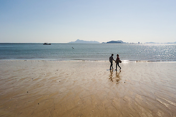 포토 JPG 주간 전신 커플 응시 여자 남자 바다 커플라이프 섬 여행 사람 성인 야외 두명 옆모습 30대 하이앵글 걷기 손잡기 다정 한국인 인천 성인만 옹진군 국내포토 자연요소 라이프스타일 시선 뷰포인트 컨셉 관계 모션 한국 동양인 장년 파일형식
