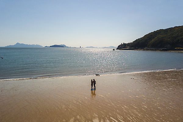 포토 JPG 주간 전신 커플 응시 옷 여자 남자 바다 커플라이프 섬 여행 서기 사람 성인 야외 두명 옆모습 30대 하이앵글 마주보기 다정 한국인 인천 성인만 옹진군 국내포토 자연요소 라이프스타일 시선 뷰포인트 컨셉 관계 모션 한국 동양인 장년 파일형식