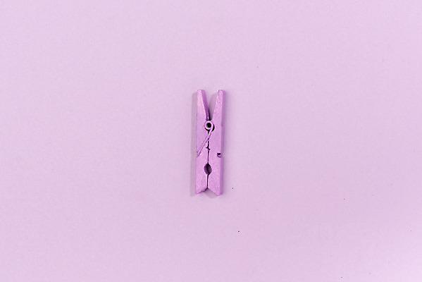 포토 JPG 스튜디오촬영 문구용품 실내 집게 누끼 사람없음 하이앵글 한개 사무용품 보라색 오브젝트 고정 나무집게 보라색배경 플랫레이 국내포토 1 뷰포인트 컬러 백그라운드 내부 목재 플랫 파일형식