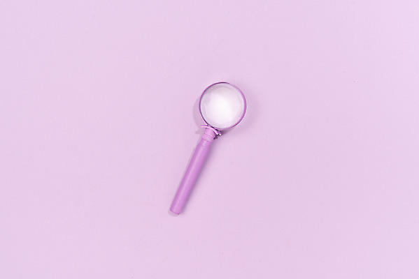 포토 JPG 스튜디오촬영 돋보기 실내 누끼 사람없음 하이앵글 한개 보라색 관찰 오브젝트 호기심 보라색배경 플랫레이 국내포토 1 감정 뷰포인트 컬러 백그라운드 컨셉 모션 내부 플랫 파일형식