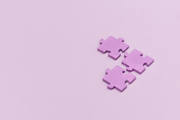 포토 JPG 스튜디오촬영 놀이 실내 누끼 사람없음 장난감 보라색 퍼즐 오브젝트 문제 해결 보라색배경 국내포토 컬러 백그라운드 내부 파일형식