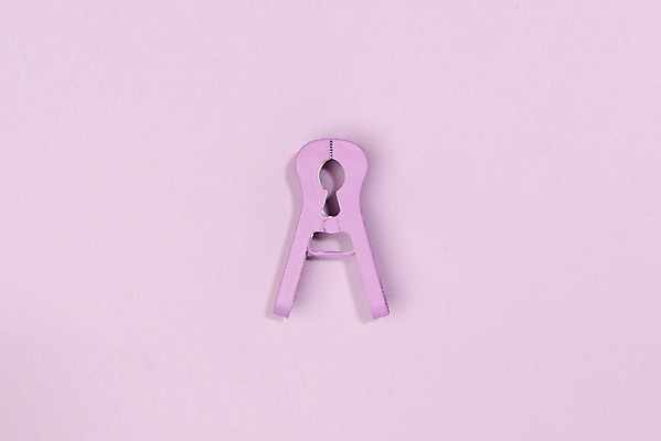 포토 JPG 스튜디오촬영 실내 누끼 사람없음 하이앵글 한개 보라색 빨래 오브젝트 고정 빨래집게 보라색배경 플랫레이 국내포토 1 뷰포인트 컬러 백그라운드 가사 집게 내부 플랫 파일형식