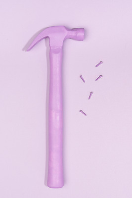 포토 JPG 스튜디오촬영 실내 누끼 사람없음 하이앵글 한개 보라색 나사 망치 오브젝트 고정 보라색배경 플랫레이 국내포토 1 뷰포인트 컬러 백그라운드 내부 공구 플랫 파일형식