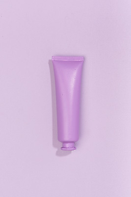 포토 JPG 스튜디오촬영 실내 누끼 사람없음 하이앵글 한개 뷰티 보라색 오브젝트 치약 보라색배경 핸드크림 플랫레이 국내포토 1 뷰포인트 컬러 백그라운드 내부 위생용품 화장품 플랫 파일형식