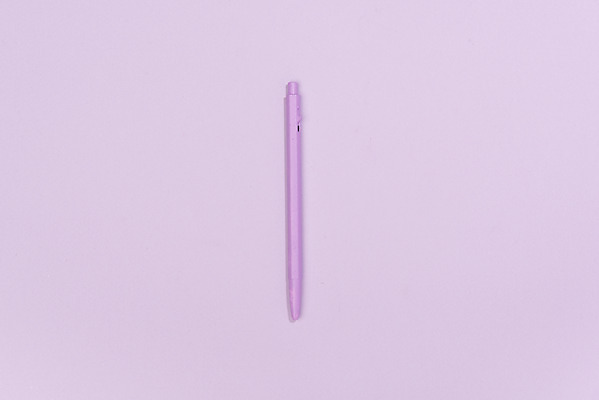 포토 JPG 스튜디오촬영 실내 누끼 사람없음 하이앵글 한개 볼펜 보라색 기록 오브젝트 보라색배경 플랫레이 국내포토 1 뷰포인트 컬러 백그라운드 내부 펜 플랫 파일형식