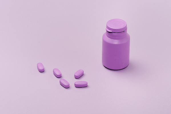 포토 JPG 스튜디오촬영 실내 누끼 사람없음 치료 한개 알약 보라색 약병 오브젝트 보라색배경 국내포토 1 컬러 백그라운드 의학 내부 약 병_담는 파일형식