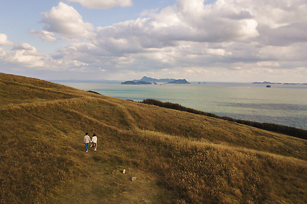 포토 JPG 주간 전신 구름 커플 여자 남자 바다 커플라이프 섬 여행 데이트 하늘 산 사람 풍경 성인 야외 두명 뒷모습 30대 걷기 손잡기 다정 한국인 인천 성인만 옹진군 국내포토 자연요소 라이프스타일 뷰포인트 컨셉 관계 모션 한국 동양인 장년 파일형식