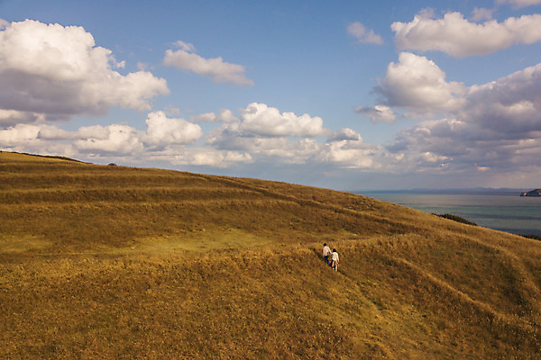 포토 JPG 주간 전신 구름 커플 여자 남자 바다 커플라이프 섬 여행 데이트 하늘 산 사람 풍경 성인 야외 두명 뒷모습 30대 걷기 손잡기 다정 한국인 인천 성인만 옹진군 국내포토 자연요소 라이프스타일 뷰포인트 컨셉 관계 모션 한국 동양인 장년 파일형식