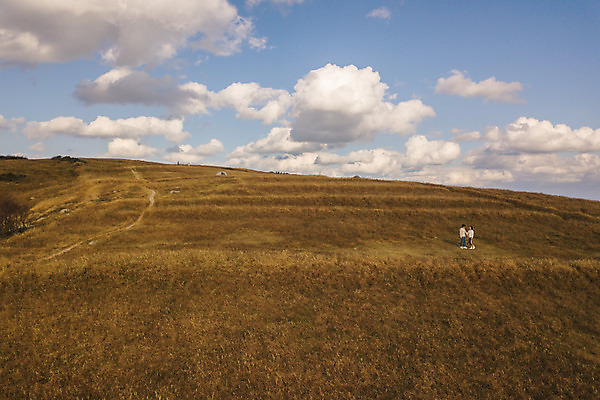 포토 JPG 주간 전신 구름 커플 여자 남자 커플라이프 섬 여행 데이트 하늘 산 서기 사람 풍경 성인 야외 두명 옆모습 30대 마주보기 손잡기 다정 한국인 인천 성인만 옹진군 국내포토 자연요소 라이프스타일 뷰포인트 컨셉 관계 모션 한국 동양인 장년 파일형식
