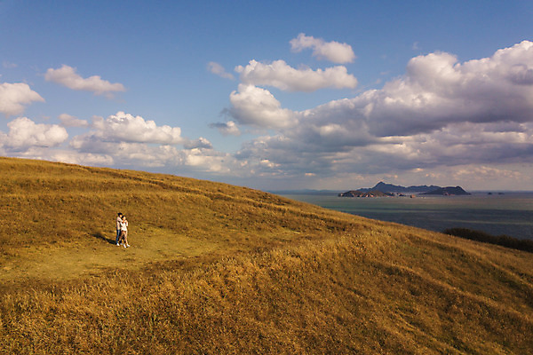 포토 JPG 주간 전신 구름 커플 응시 여자 남자 바다 커플라이프 섬 여행 데이트 안기 하늘 산 서기 사람 풍경 성인 야외 두명 옆모습 30대 다정 한국인 백허그 인천 성인만 옹진군 국내포토 자연요소 라이프스타일 시선 뷰포인트 컨셉 관계 모션 포옹 한국 동양인 장년 파일형식