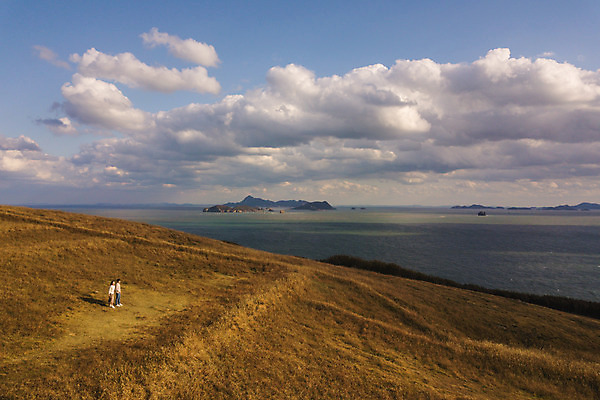 포토 JPG 주간 전신 구름 커플 응시 여자 남자 바다 커플라이프 섬 여행 데이트 하늘 산 서기 사람 풍경 성인 야외 두명 옆모습 30대 다정 한국인 인천 성인만 옹진군 국내포토 자연요소 라이프스타일 시선 뷰포인트 컨셉 관계 모션 한국 동양인 장년 파일형식